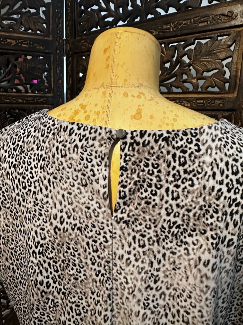 Calvin Klein Size XL Sleeveless Leopard Print Shell Top - Black, Tan & White - Picture 4 of 4